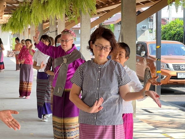 คุณชิเอะ มิคุริโนะ เดินทางมาจากเมืองฟุกุโอกะและคุณเออร์ซูลา วอน เอร์ทเซน ชาวเยอรมัน