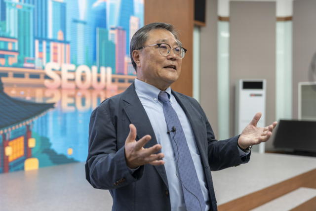 คุณโจ บยองกู นักวิจัยอาวุโสจากสถาบันพัฒนาเกาหลี (Korea Development Institute - KDI) ควบตำแหน่งประธานสถาบันความร่วมมือทางเศรษฐกิจเกาหลี (Korea Economic Cooperation Institute) 