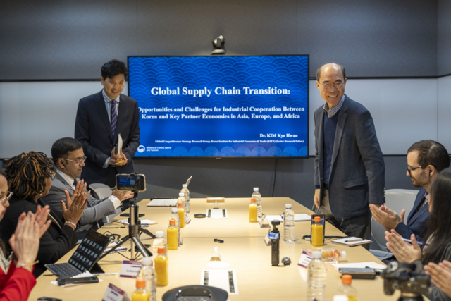 ดร. คิม กเย ฮวาน นักวิจัยอาวุโส จากสถาบันวิจัยเศรษฐกิจและอุตสาหกรรมเกาหลี (Korea Institute for Industrial Economics & Trade)