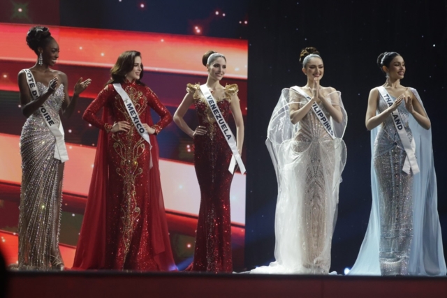 โอลิเวีย ยาเซ จากประเทศโกตดิวัวร์ คนแรกจากทางซ้ายมือ ภาพจากกองประกวด Miss Universe