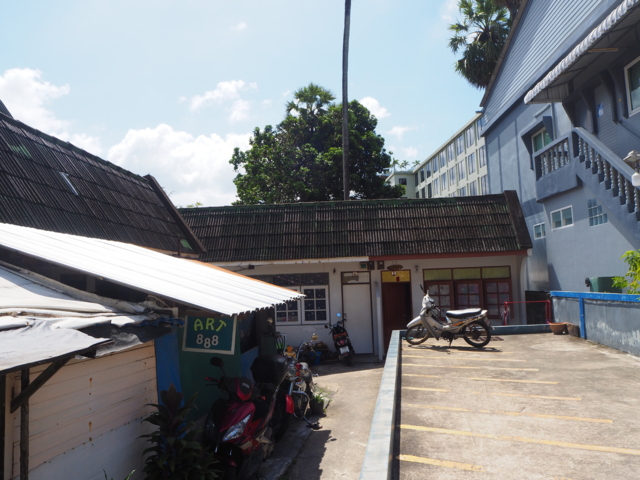 พื้นมัสยิด (ขวา) เทียบกับพื้นที่โดยรอบ (ซ้าย)