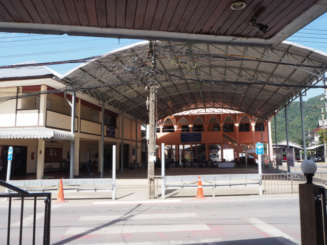 ลานตรงข้ามมัสยิดกมลา