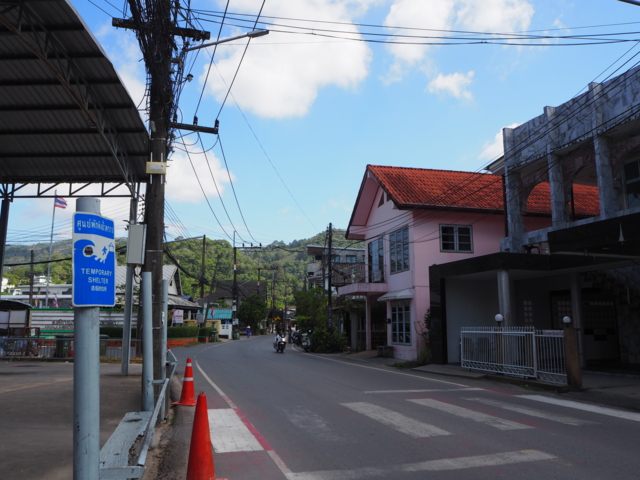 ลานตรงข้ามมัสยิดกมลา มีป้ายศูนย์พักพิงชั่วคราว