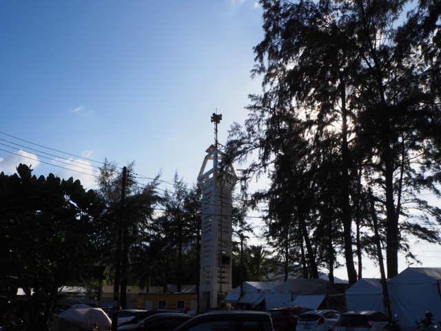 เสาเตือนภัยหน้าสถานีตำรวจ หน้าหาดกมลา