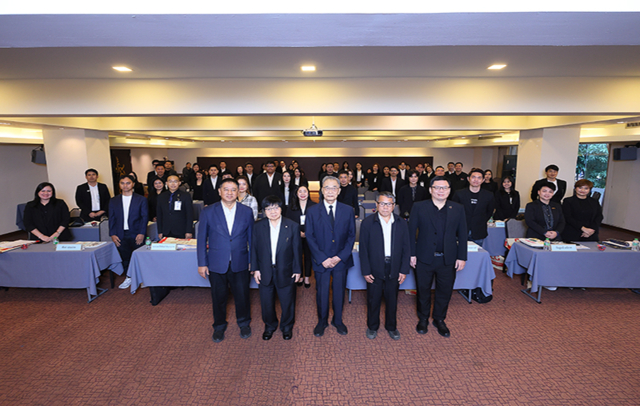 ผู้เข้ารับการอบรมหลักสูตร บสก. รุ่นที่ 12 ร่วมถ่ายภาพเป็นที่ระลึกร่วมกับวิทยากร