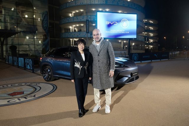 Stella Li รองประธานบริหารของ BYD และ เป๊ป กวาร์ดิโอลา ผู้จัดการทีมแมนเชสเตอร์ ซิตี้