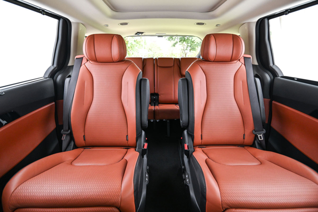 Kia Carnival HEV 7-seat Luxury ภายในทูโทน