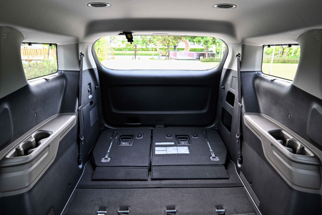 Kia Carnival HEV 7-seat Premium เบาะแถวสามพับเรียบ
