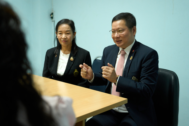 นายอุดม ลาภิเศษพันธุ์ ประธานผู้พิพากษาสมทบศาลเยาวชนและครอบครัวจังหวัดชลบุรี และนางจุฑารัตน์ มัคครากุล รองประธานฝ่ายสงเคราะห์และพัฒนาคุณภาพชีวิต