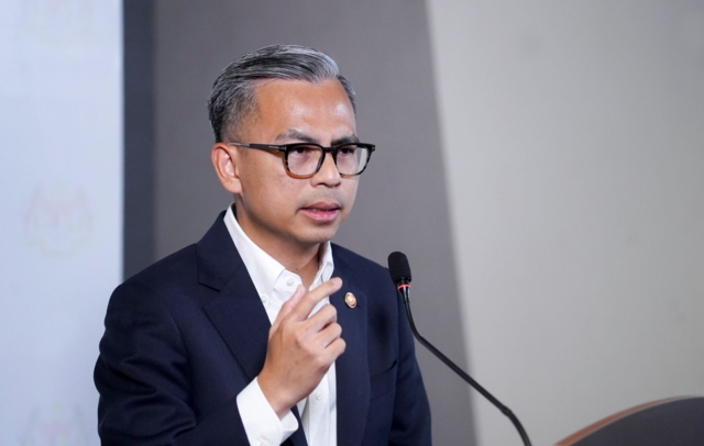 นายฟาห์มี ฟาดซิล รัฐมนตรีว่าการกระทรวงการสื่อสารมาเลเซีย