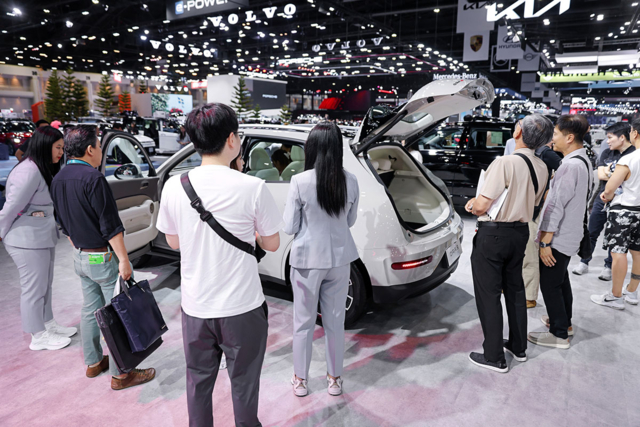 GWM ORA 5 คนแน่นบูธ