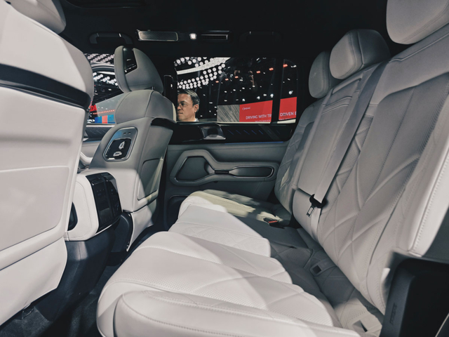 DENZA B8 เบาะแถวสอง