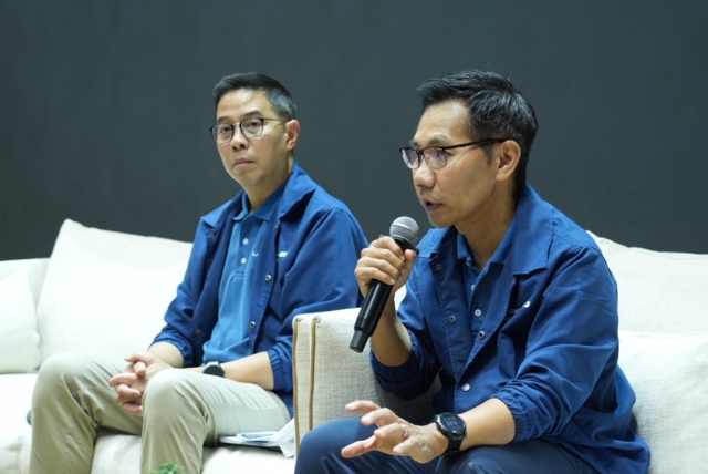 คุณศุภกร รัตนวราหะ รองกรรมการผู้จัดการใหญ่ บริษัท โตโยต้า มอเตอร์ ประเทศไทย จำกัด (ขวา) คุณณัทธร ศรีนิเวศน์ ผู้ช่วยกรรมการผู้จัดการใหญ่ บริษัท โตโยต้า มอเตอร์ ประเทศไทย จำกัด (ซ้าย)