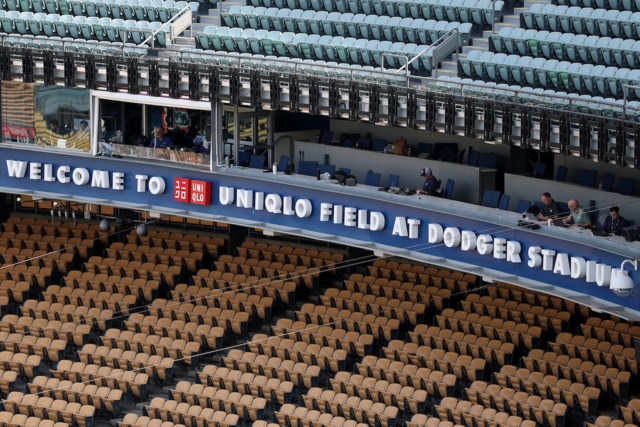 โลโกยูนิโคล่บนอัฒจันทร์ในสนามแข่งของทีมลอสแอนเจลิส ดอดเจอร์ส