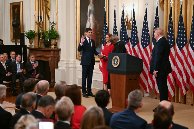 ภาพจาก AFP:ประธาน Fed เข้าพิธีสาบานตนที่ทำเนียบขาว
