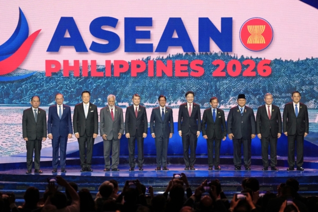 ภาพจาก AFP: ภาพหมู่ในพิธีเปิดการประชุมสุดยอดอาเซียน (ASEAN Summit) ครั้งที่ 48