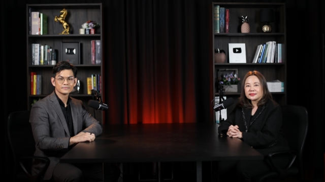 ปุณยวีร์ จันทรขจร ผู้ดำเนินรายการ และน้อย&ndash;สุดารัตน์ คล่องขยัน
