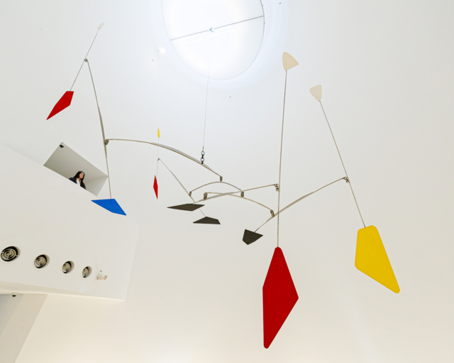 Alexander Calder, Les Trois Barres (1970), จัดแสดง ณ ดิบ บางกอก  &copy; 2026 Calder Foundation, New York / Artists Rights Society (ARS), New York