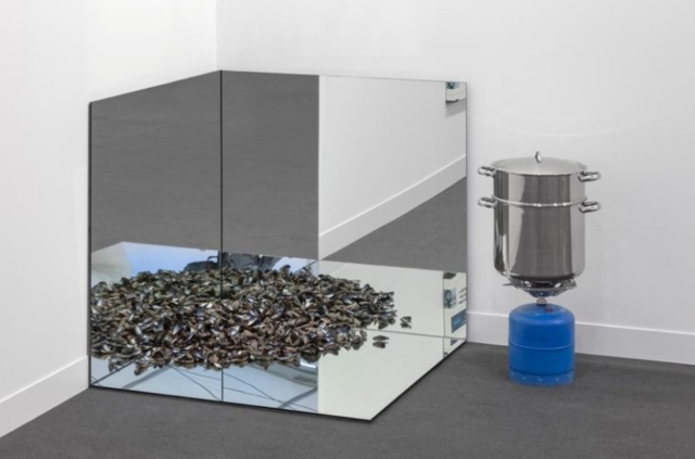 Rirkrit Tiravanija, untitled 2007 (mussels corner 1), 2007 ภาพถ่ายโดย Sebastiano Pellion