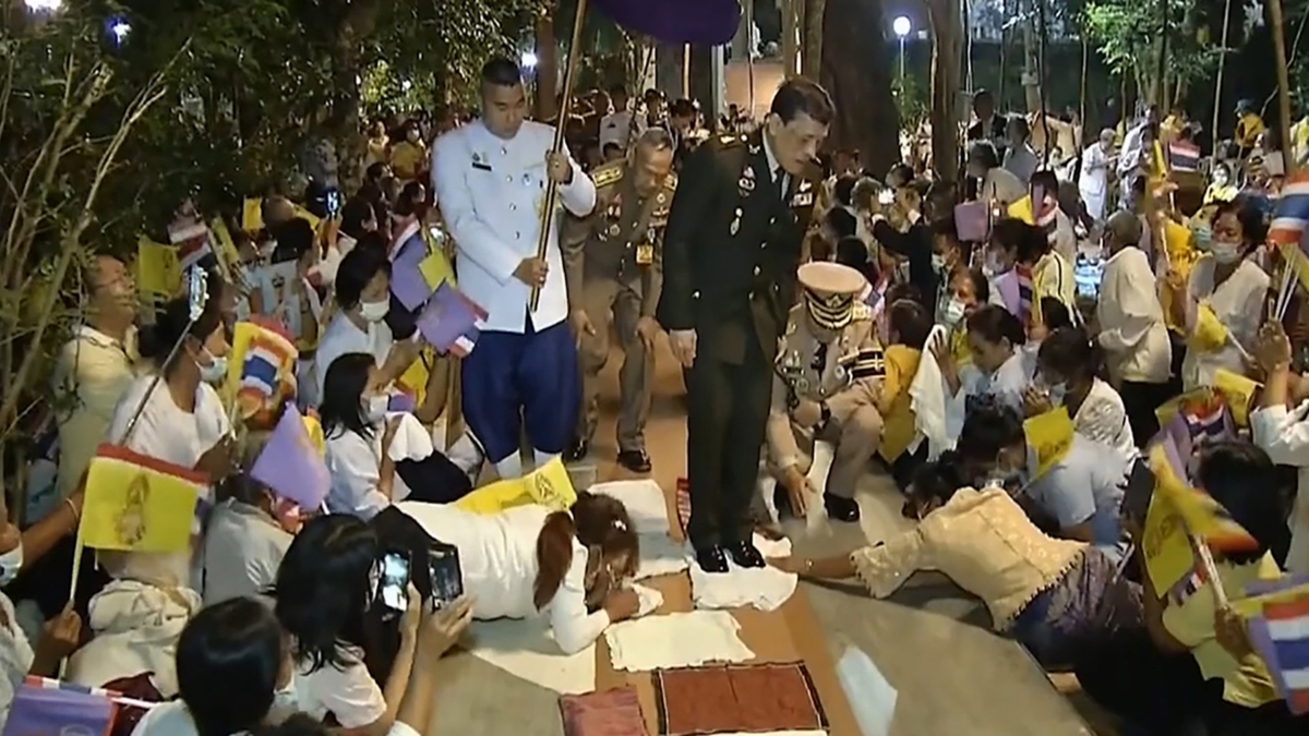 ปลื้มปีติ!ชาวอุบลฯรับเสด็จ“ในหลวง-ราชินี”ตรัสพสกนิกร“เราต้องไปด้วยกันเพื่อชาติ”