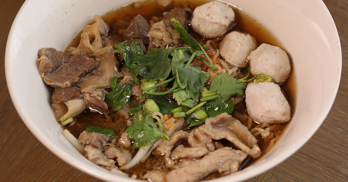 ร้านก๋วยเตี๋ยวหมูตุ๋นน้ำแดงเมืองเพชร ไส้กรอกอีสานบัตรคิววัดตะเคียน