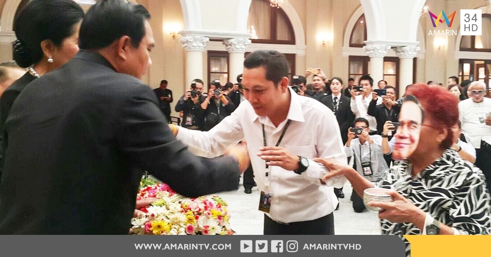 'ป้าแจ๋ว' นักข่าวสายทหาร สวม 'หน้ากากบิ๊กตู่' ประจันหน้ารดน้ำสงกรานต์ 'บิ๊กตู่'