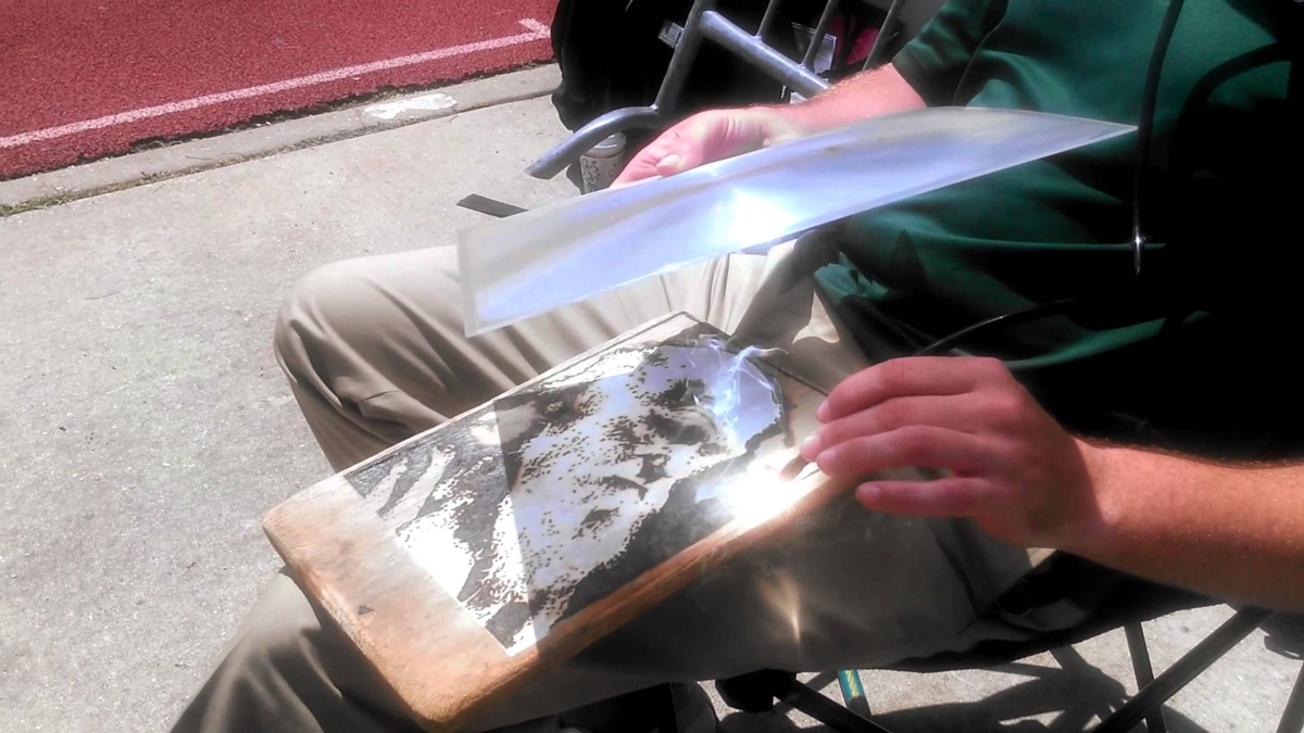 ชมคลิปน่าทึ่ง ศิลปินมะกันวาดภาพโดยใช้แสงแดด