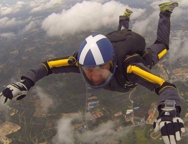 นักโดดร่มอาวุโสชาวสกอต เสียชีวิตขณะโดดร่มเหนือเมืองพัทยา  สาเหตุยังเป็นปริศนา