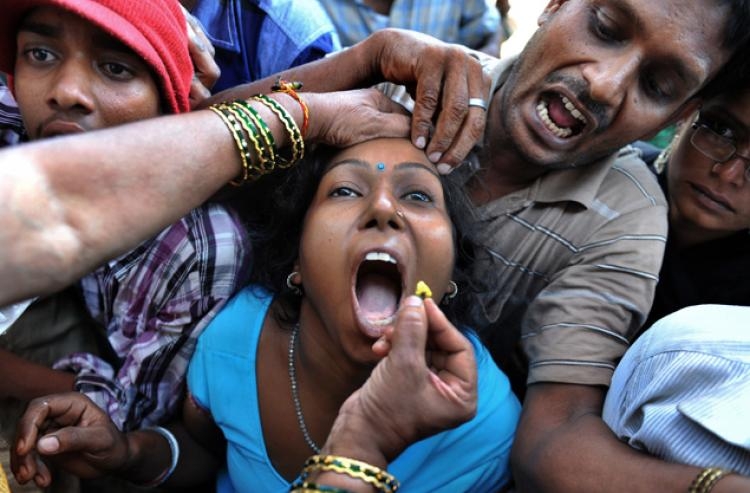 ชาวอินเดียแห่ต่อคิวกลืนปลาเป็นๆ รักษาหอบหืด