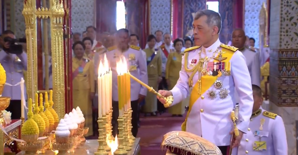 สมเด็จพระเจ้าอยู่หัว เสด็จฯ วัดพระศรีรัตนศาสดาราม พระสงฆ์ทรงสมณศักดิ์ประกาศการพระราชพิธีบรมราชาภิเษก