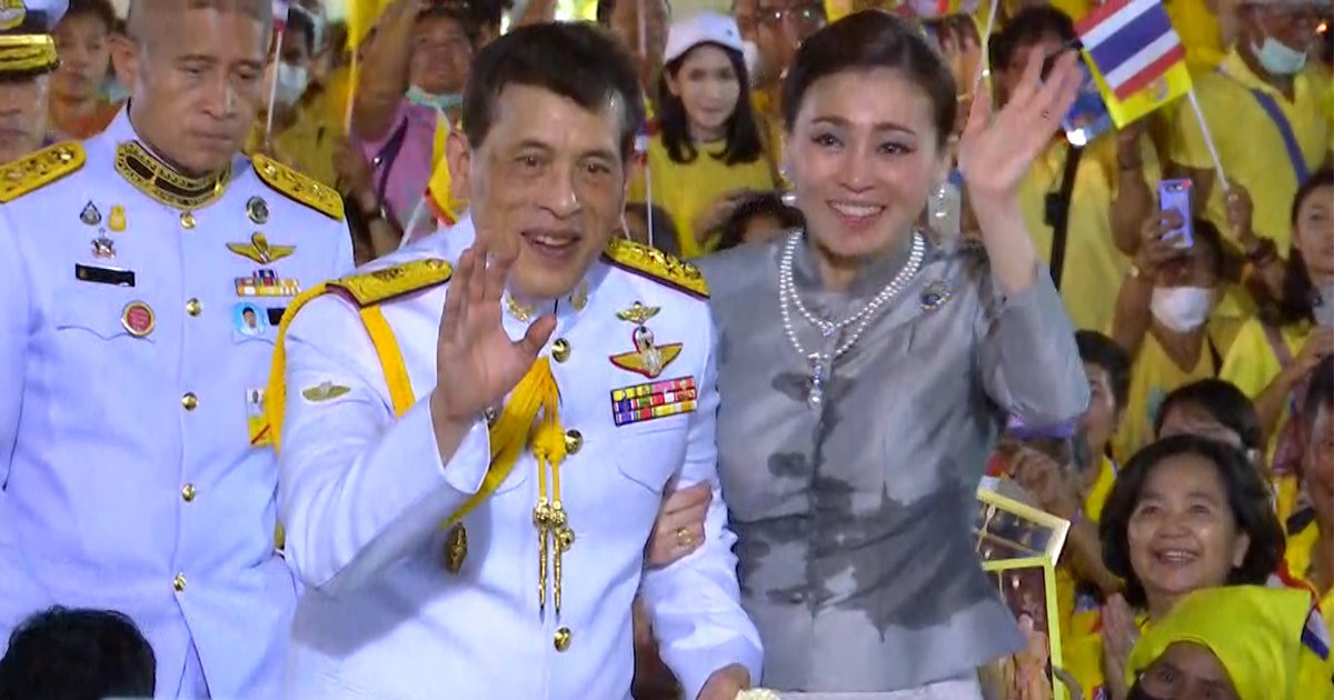 “ทรงพระเจริญ” กึกก้อง! เฝ้าฯ รับเสด็จ “ในหลวง - พระราชินี” สุดตื้นตันชมพระบารมีใกล้ชิด