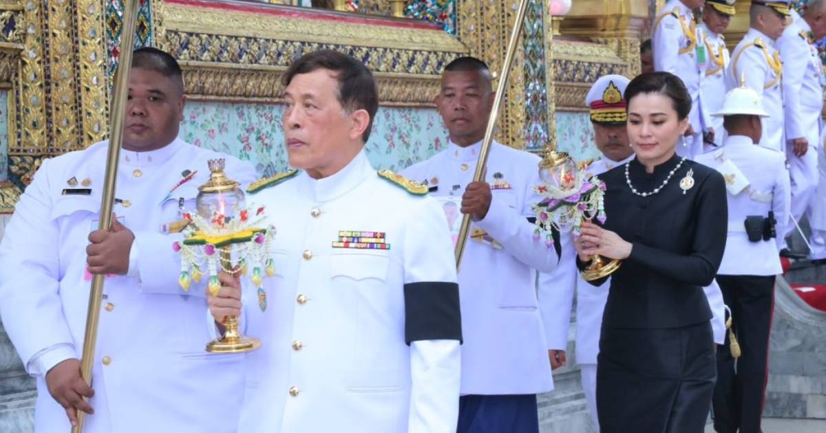 ในหลวง-พระราชินี เสด็จฯทรงบำเพ็ญพระราชกุศล เนื่องในวันวิสาขบูชา