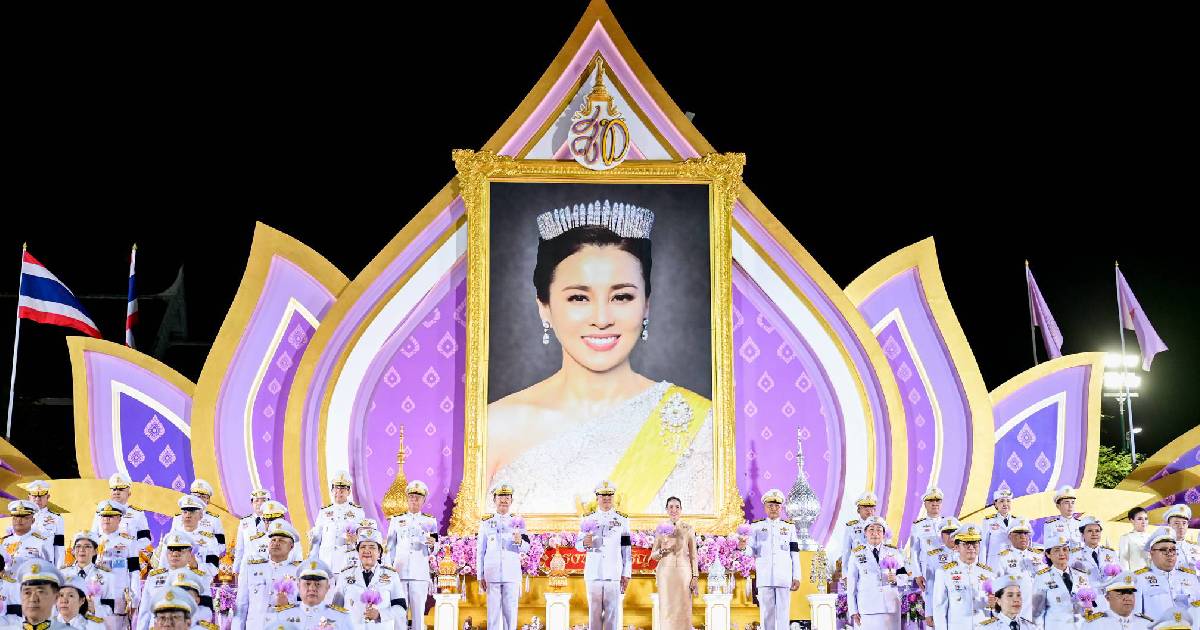 นายกฯ-ภริยา นำจุดเทียนถวายพระพรชัยมงคลสมเด็จพระนางเจ้าฯพระบรมราชินี