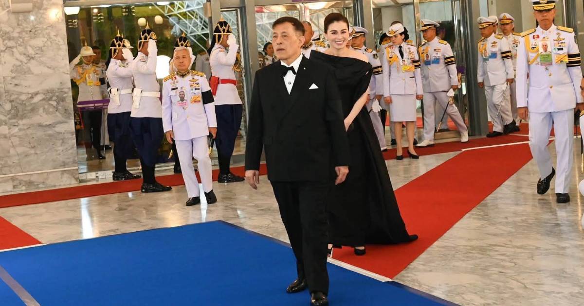 ในหลวง-พระราชินี ทอดพระเนตรกาชาดคอนเสิร์ต ‘STILL ON MY MIND’