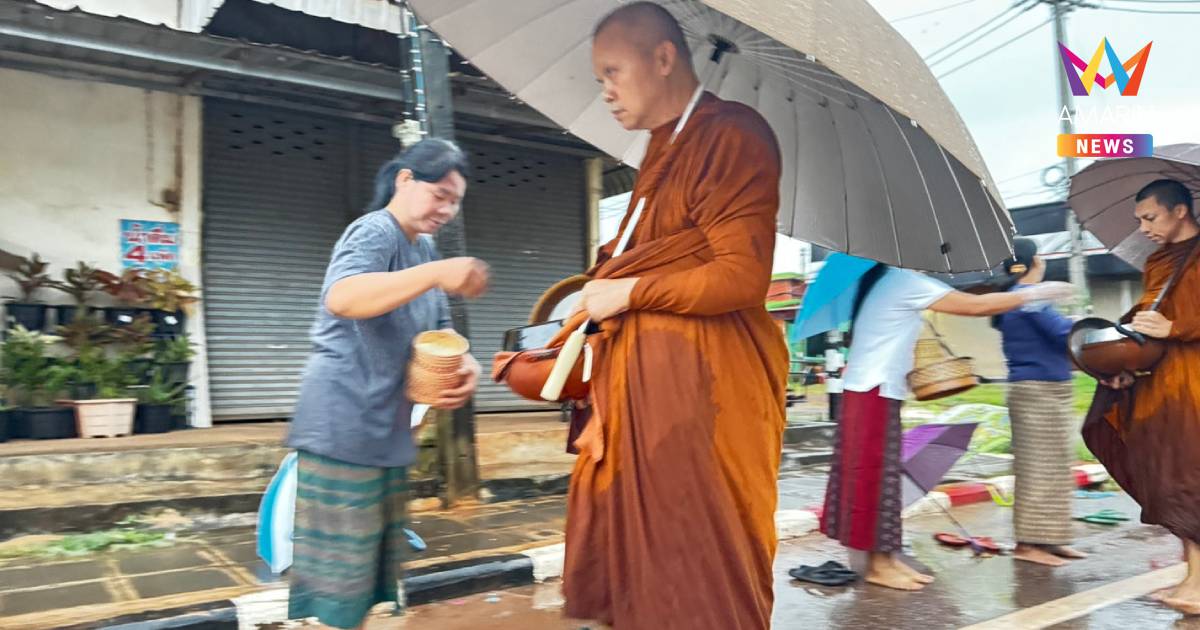 ญาติโยมสองข้างทางรอใส่บาตร “หลวงพ่อบุญสิน” เนืองแน่น