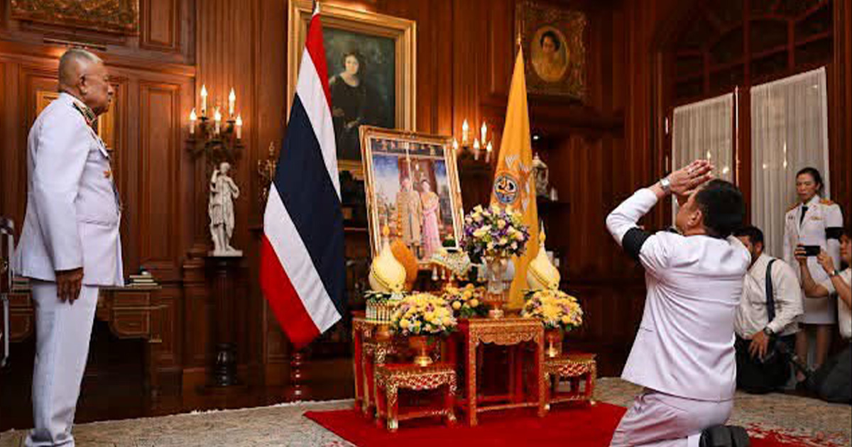ปลื้มปีติ! ในหลวง-พระราชินี โปรดเกล้าฯ พระราชทานแจกันดอกไม้