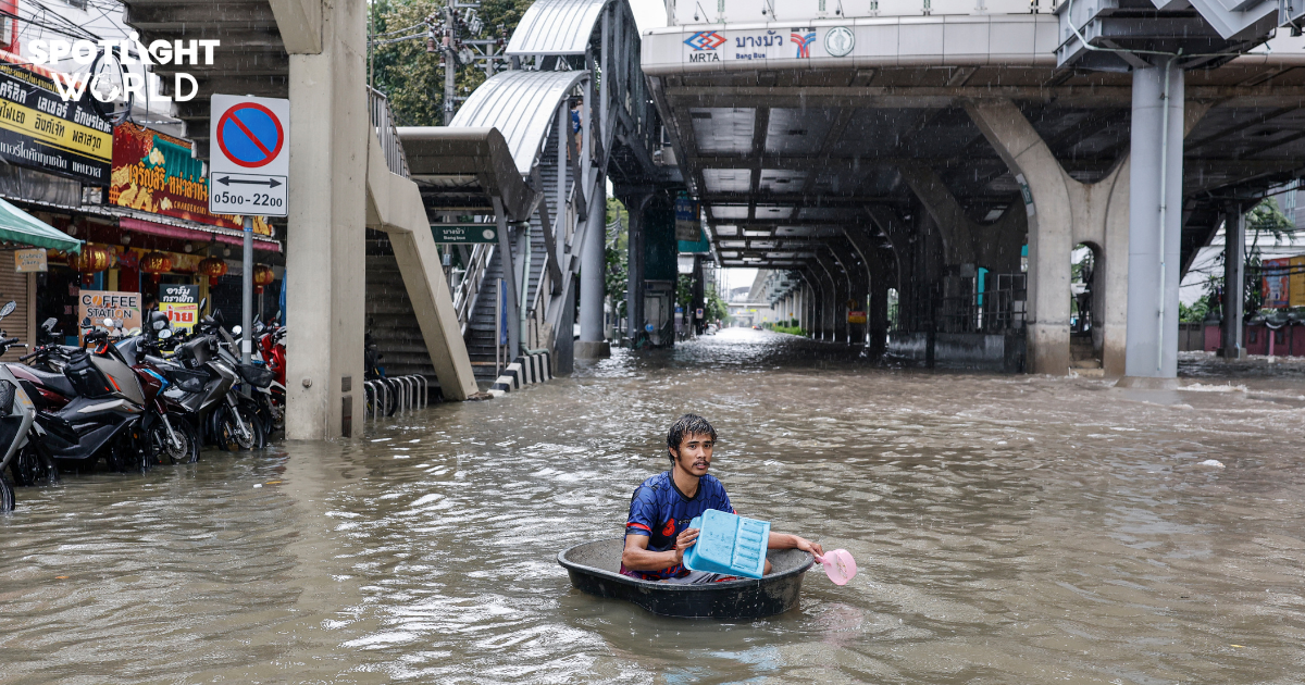 สื่อนอกรายงานน้ำท่วมกรุงเทพฯ เผยภาพคน-รถลุยน้ำสูง ชี้ฝนตกต่อเนื่อง