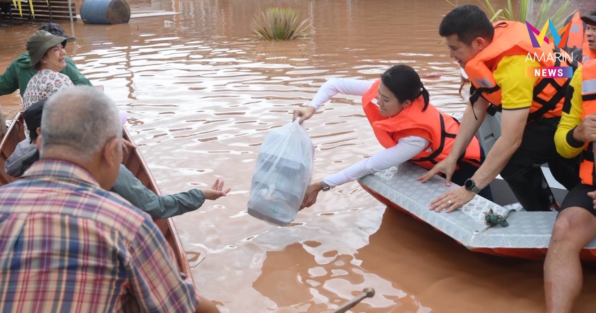 "ธีรรัตน์" ลงเรือเยี่ยมชาวชุมชนภูมินทร์-ท่าลี่ มอบข้าว-น้ำ ถุงยังชีพ