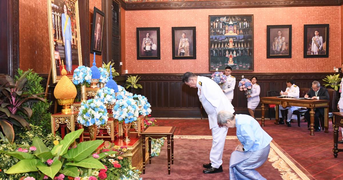 "ภูมิธรรม-ภริยา" ลงนามถวายพระพรชัยมงคล สมเด็จพระบรมราชชนนีพันปีหลวง