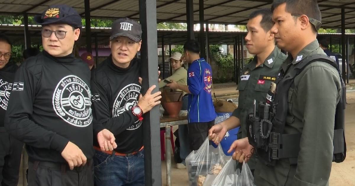 "ฝันดี-ฝันเด่น" นำอาหาร-เสื้อเกราะแจก ชรบ.บ้านหนองจาน