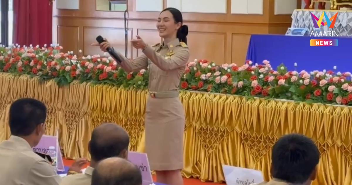 "ปลัดแคท" โชว์ลูกคอ กลางหอประชุมกำนัน ผู้ใหญ่บ้าน