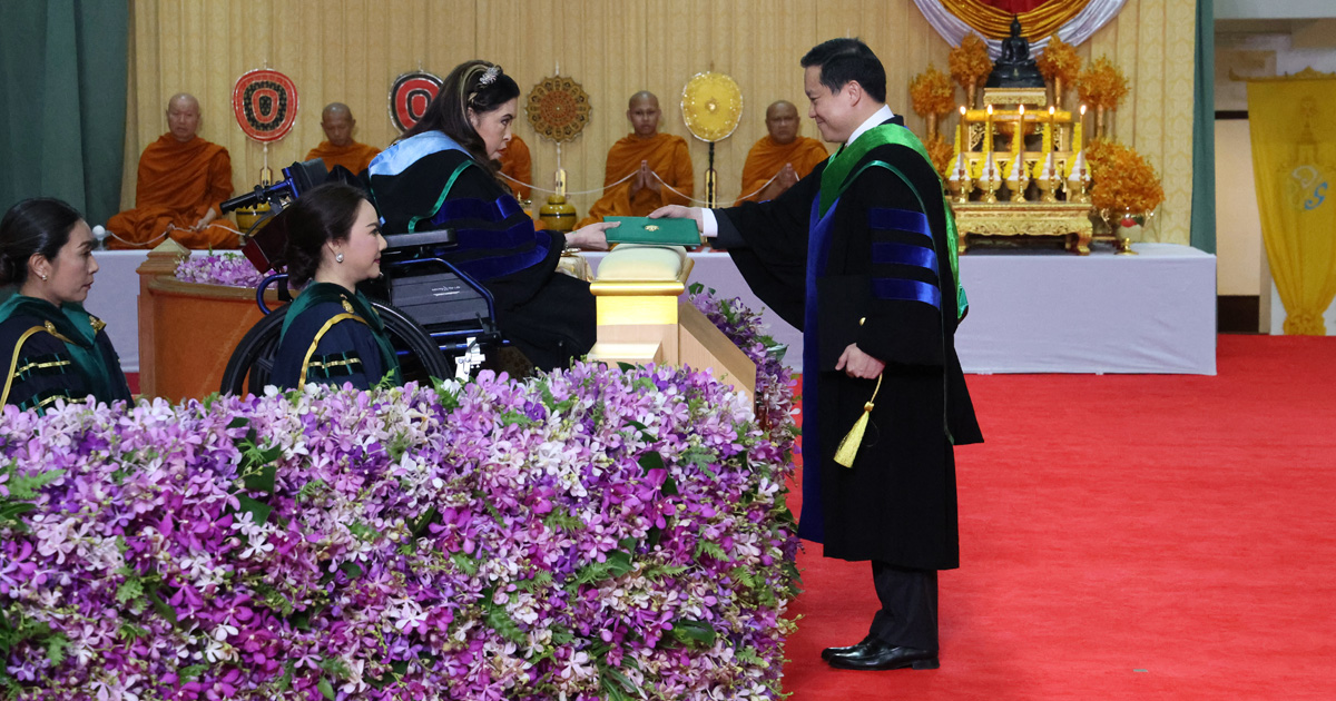 นายฐาปน สิริวัฒนภักดี ประธานเจ้าหน้าที่บริหาร บริษัท ไทยเบฟเวอเรจ จำกัด (มหาชน) เข้ารับพระราชทานปริญญาปรัชญาดุษฎีบัณฑิตกิติมศักดิ์ (วิทยาศาสตร์สิ่งแวดล้อม) คณะสิ่งแวดล้อม มหาวิทยาลัยเกษตรศาสตร์