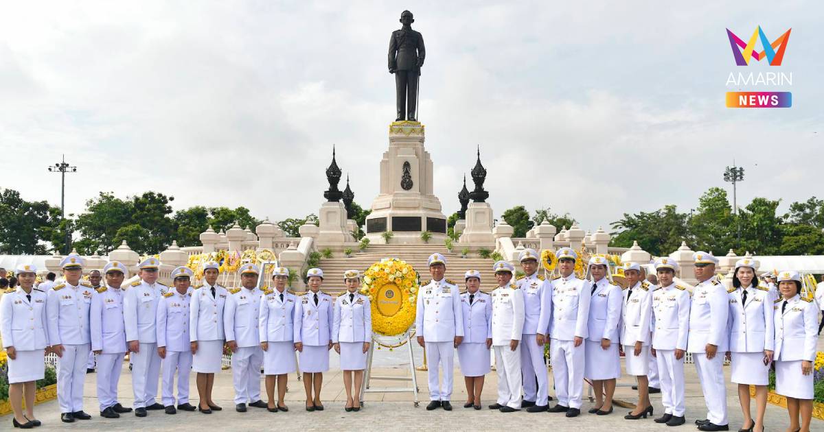 นายกรัฐมนตรี นำ คณะรัฐมนตรี วางพวงมาลาเนื่องในวันนวมินทรมหาราช