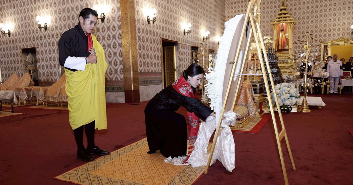 ไขคำตอบ กษัตริย์จิกมี ถวายผ้าขาว "พระพันปีหลวง" สื่อถึงอะไร?