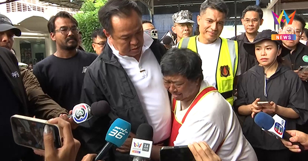 ป้าร่ำไห้โผกอดนายกฯ วอนช่วยสร้างลูกขนำให้ หลังน้ำท่วมบ้านพัง