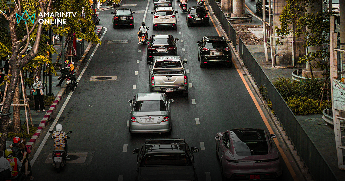 ทำไมเลนข้างๆ มักเร็วกว่าเสมอ? เปิดทฤษฎีจิตวิทยาที่ทำให้คนขับรถแทบคลั่ง