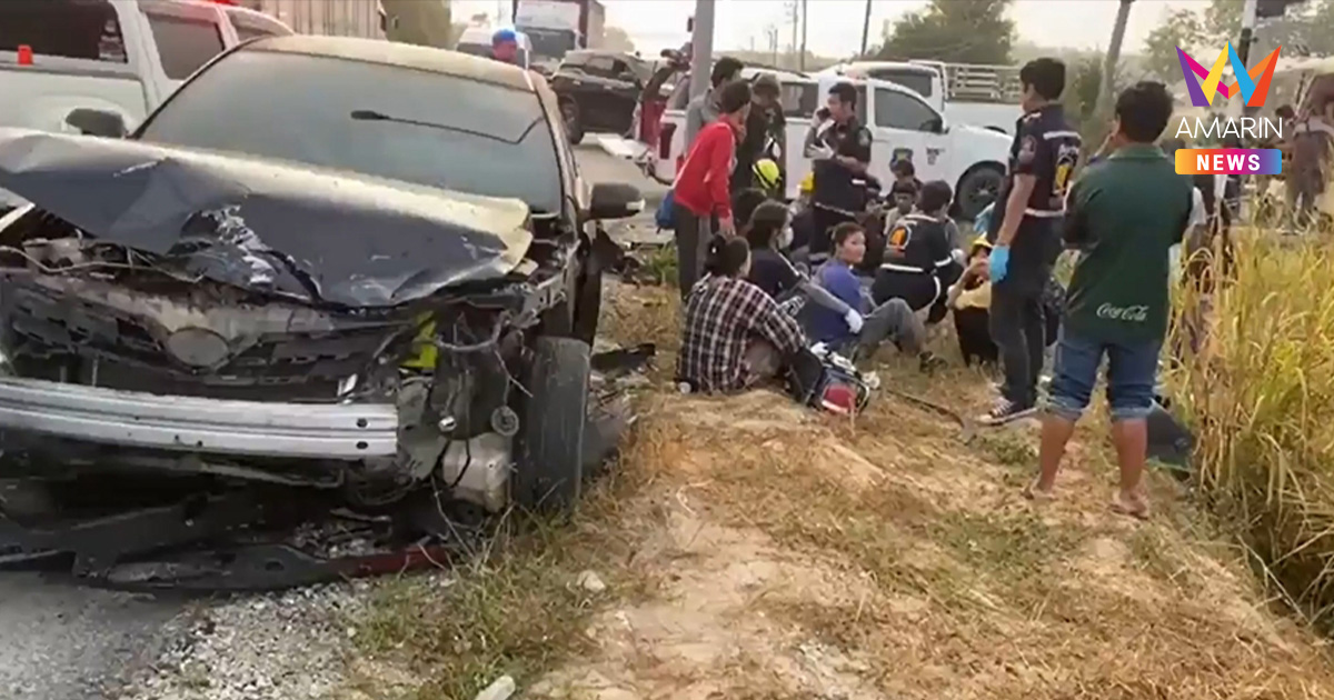 หวิดดับหมู่! สองแถว 6 ล้อขนแรงงานพุ่งชนเก๋งกลางแยก เจ็บระนาว 30 ราย