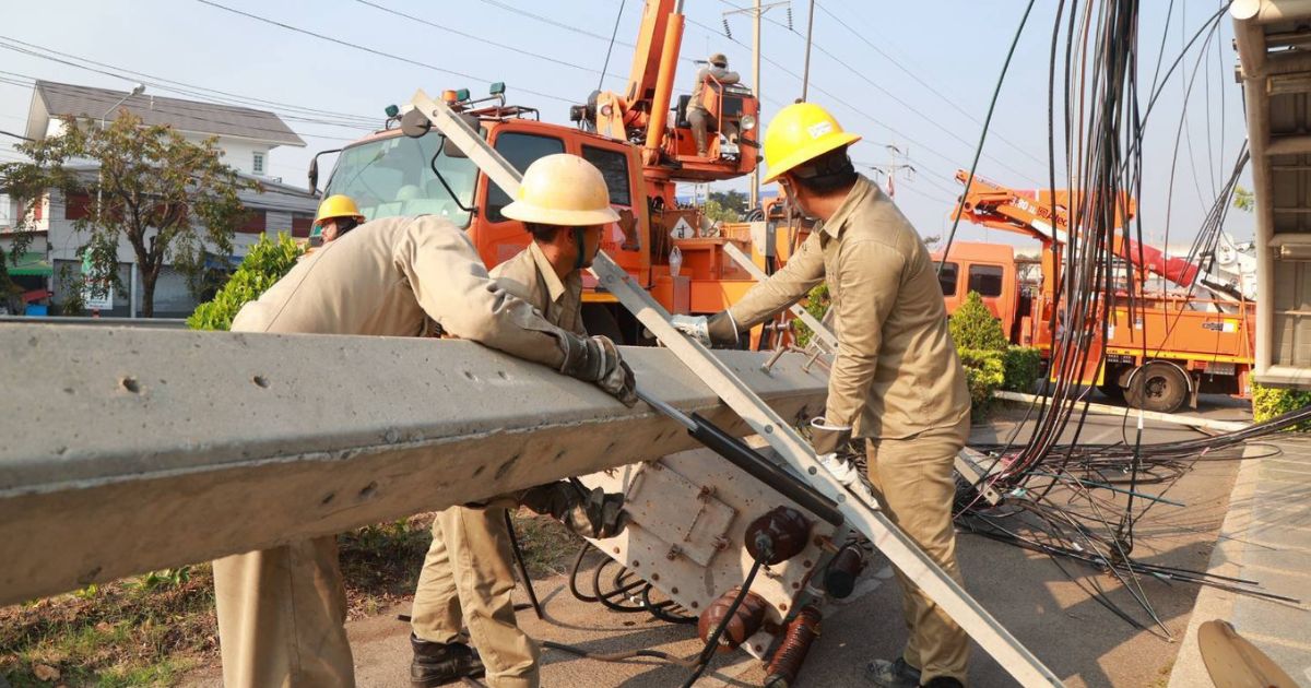MEA ระดมทีมกว่า 200 ชีวิต เร่งกู้คืนระบบไฟฟ้าและเปิดเส้นทางย่านบางปู จากเหตุรถบรรทุกเกี่ยวสายสื่อสารดึงเสาไฟฟ้าล้มกว่า 70 ต้น