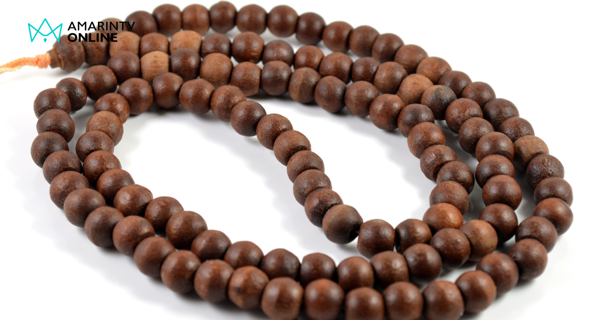 ถอดรหัสความหมายสร้อยไม้พะยูงบนคอผู้นำ สัญลักษณ์แห่งความมั่นคงและบารมี