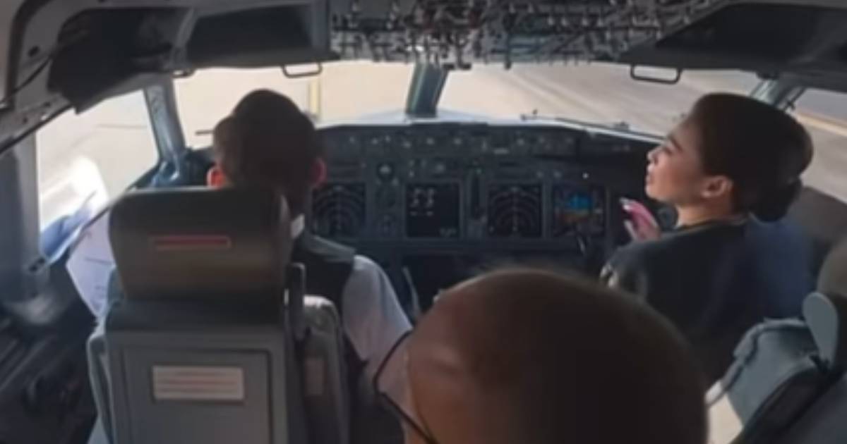 ในหลวง - พระราชินี ทรงขับเครื่องบินพระที่นั่ง เสด็จฯ ถึงเวียงจันทน์